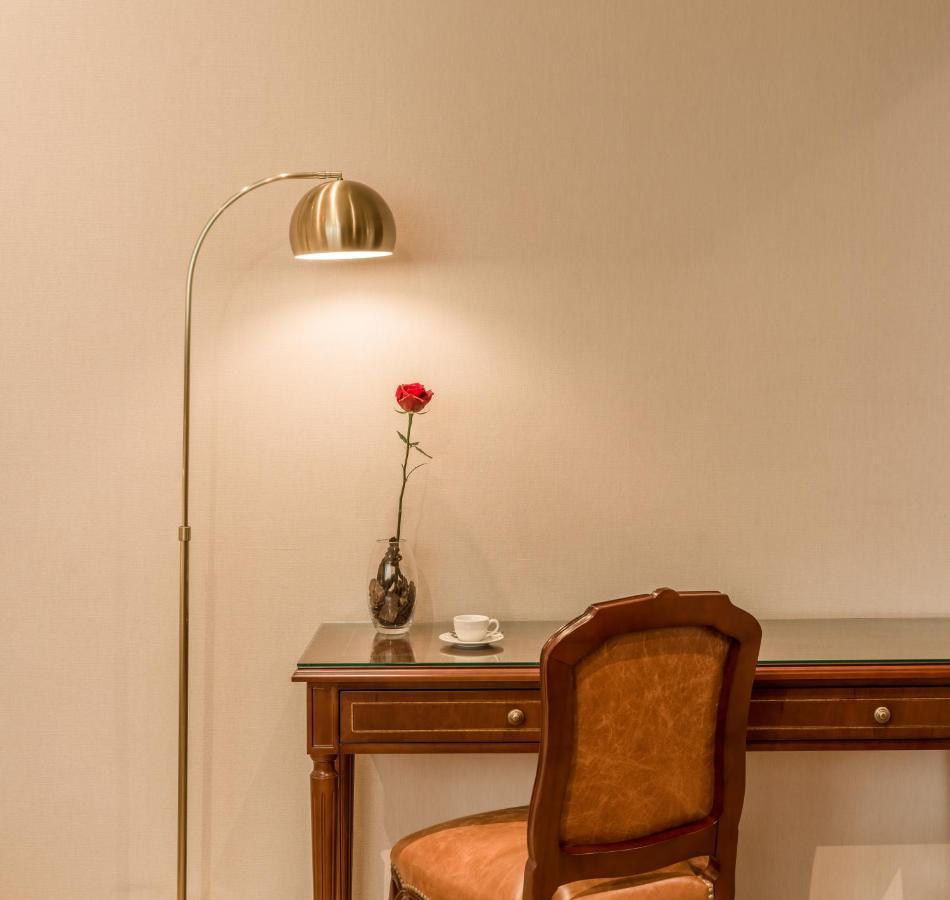 Melia Recoleta Plaza Hotel Буенос-Айрес Екстер'єр фото A floor lamp