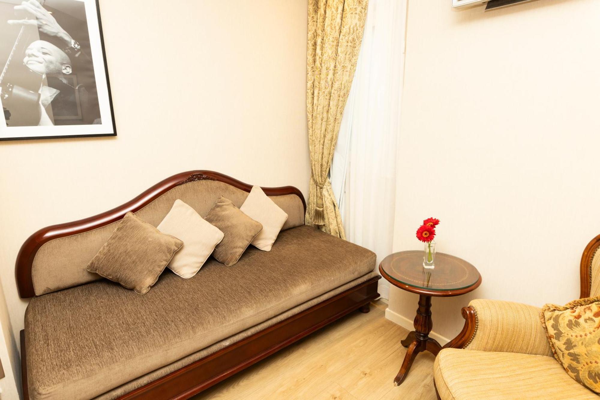 Melia Recoleta Plaza Hotel Буенос-Айрес Екстер'єр фото A sofa